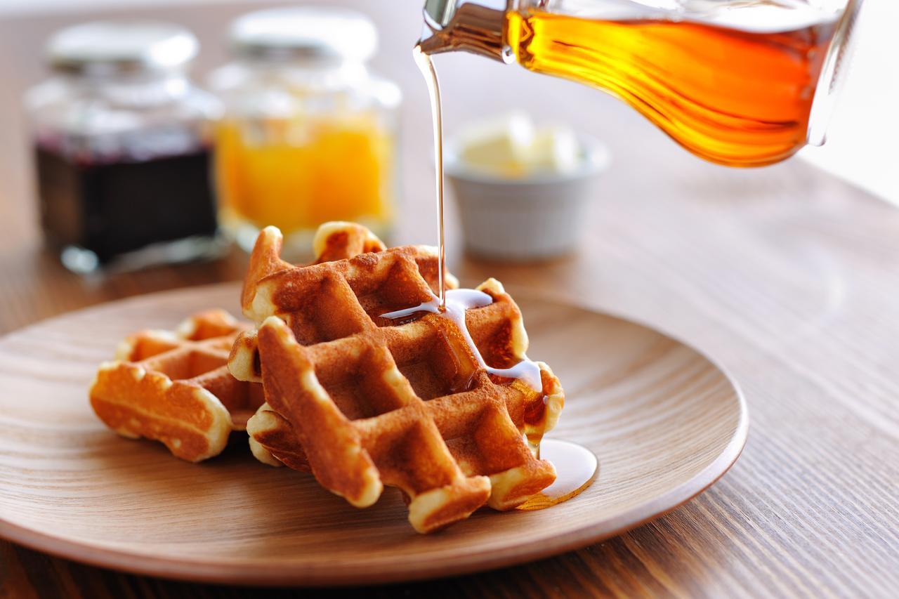 Omo7 Asahikawa By Hoshino Resorts מראה חיצוני תמונה Maple syrup being poured on a stack of waffles