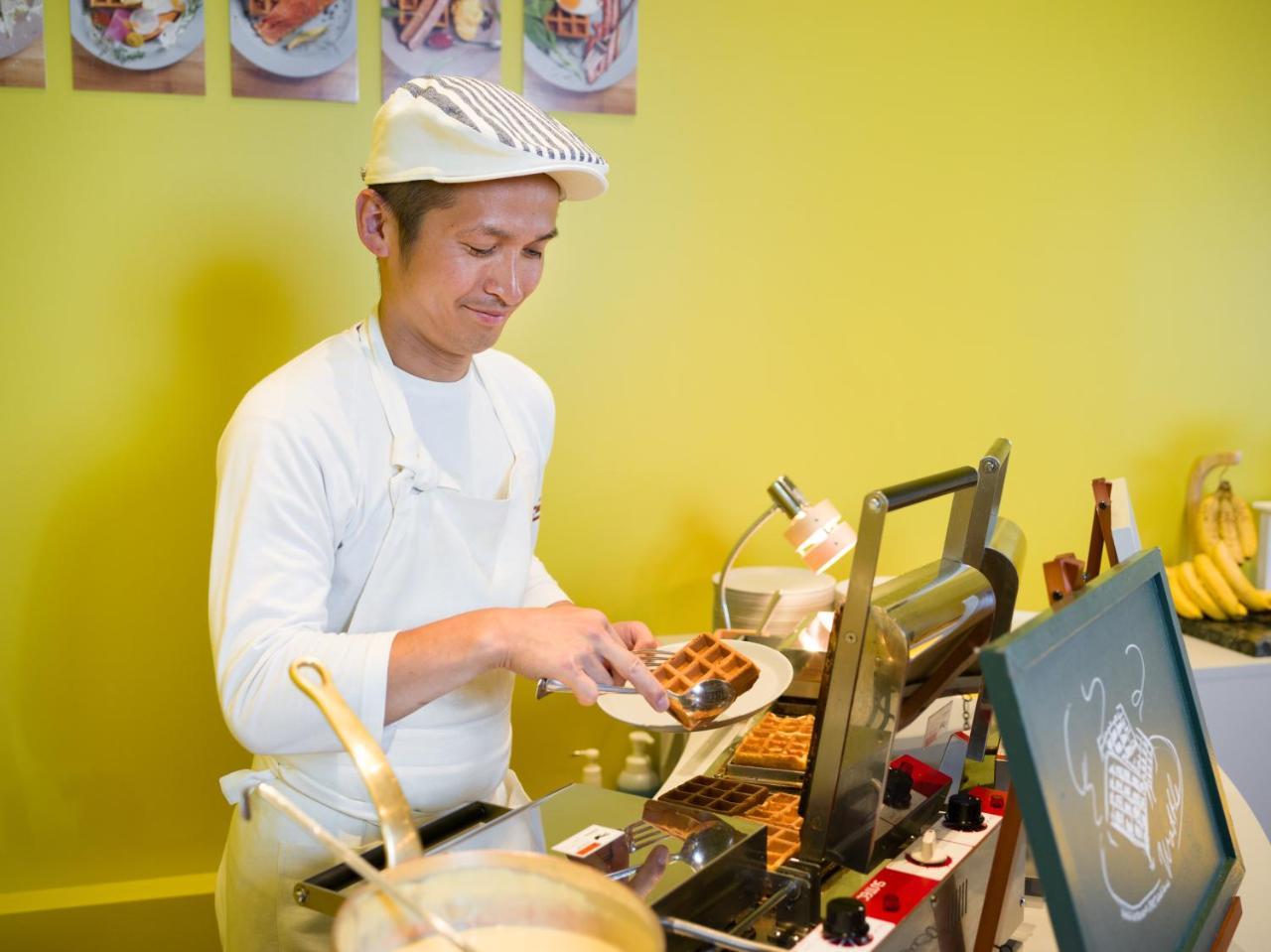Omo7 Asahikawa By Hoshino Resorts מראה חיצוני תמונה A chef preparing Belgian waffles