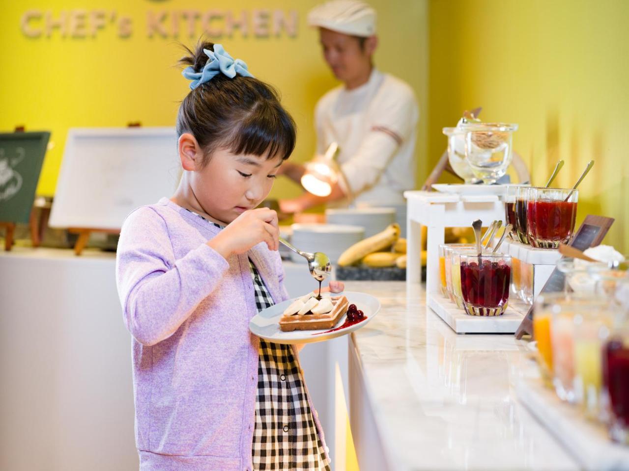 Omo7 Asahikawa By Hoshino Resorts מראה חיצוני תמונה A child eating dessert