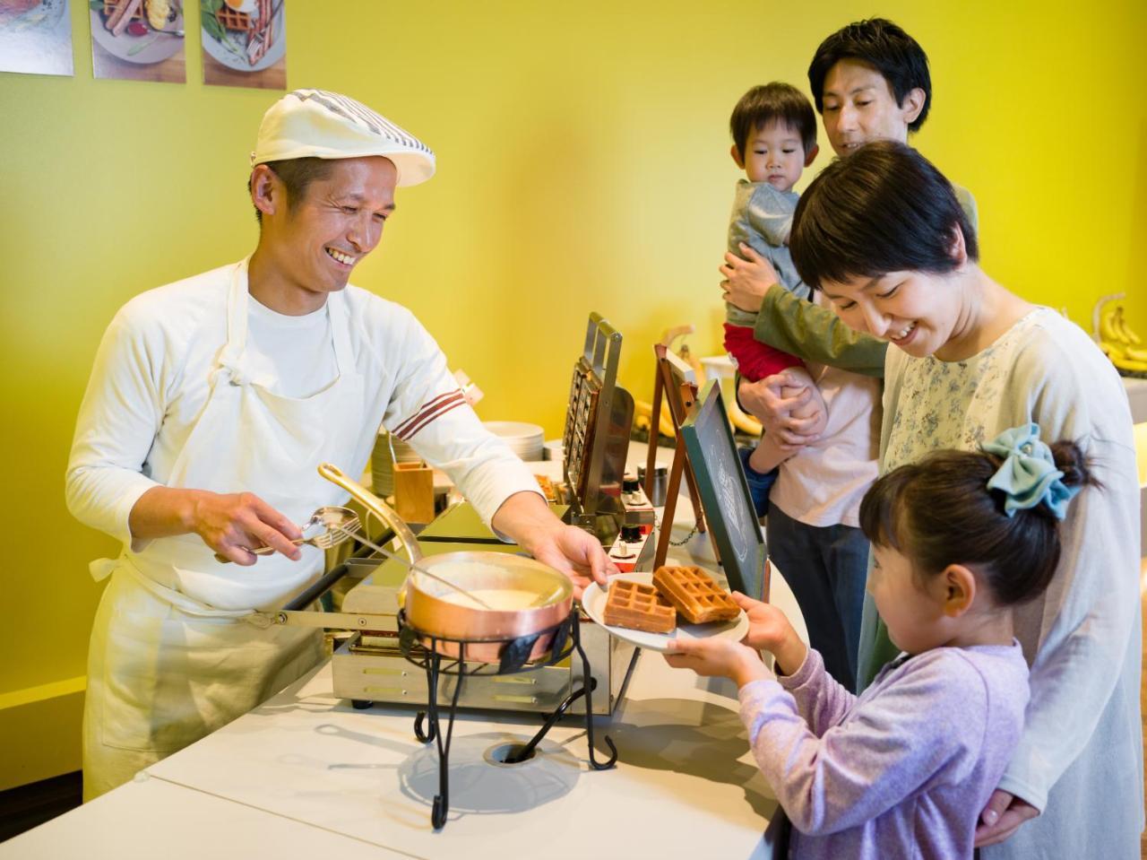 Omo7 Asahikawa By Hoshino Resorts מראה חיצוני תמונה A family at a buffet