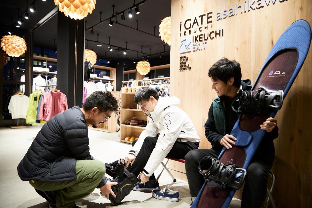 Omo7 Asahikawa By Hoshino Resorts מראה חיצוני תמונה Fitting a snowboard boot